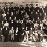 Слушатели и преподаватели шестимесячных курсов при Союзе Сибирских маслодельных артелей. Фото 1916 г.